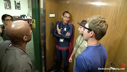 Komic kon schlampe wird im aufzug gefickt - dicke titten! Doppelte vagina!