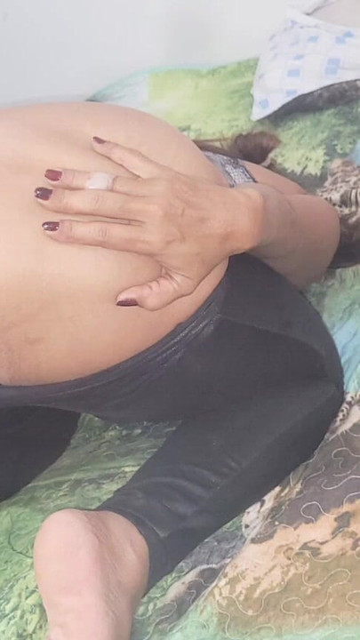Detik yang menyeronokkan dari "Kongkek dubur yang menghisap minda, dia mengongkek pantatnya tanpa belas kasihan semasa MILF menjerit dan meminta untuk berhenti"