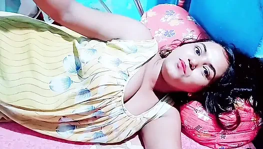 Ateşli yengem odamda tamamen mastürbasyon yaparken beni yakaladı