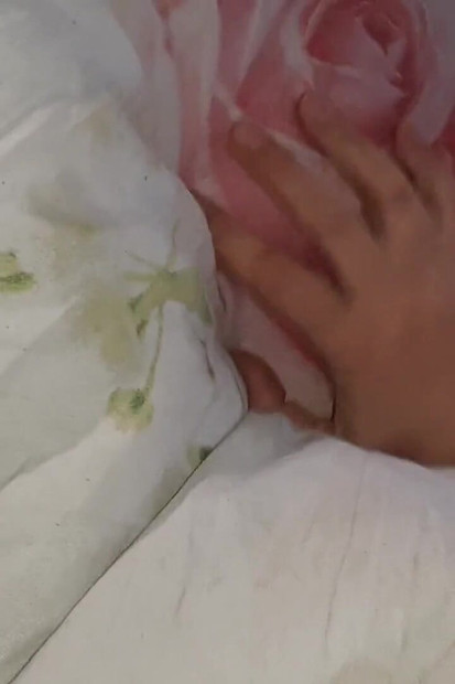 Rakan sebilik pemalu kami membangunkan kami dengan Cunnilingus, kejutan bertiga