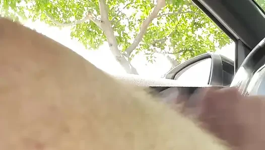 BeENJoY – Sie beobachtet mich, als sie in ihr Auto steigt. Sie warf mehrmals einen Blick zu, bevor sie den Parkplatz verließ