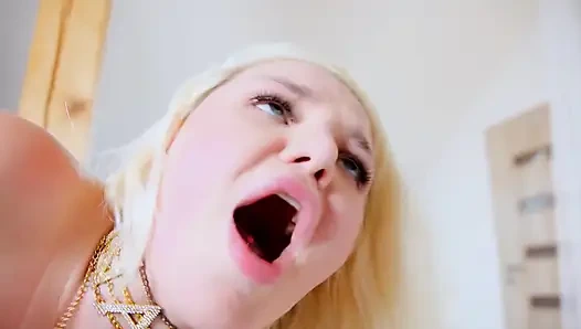 Cewek bimbo rambut pirang seks anal di lokasi syuting