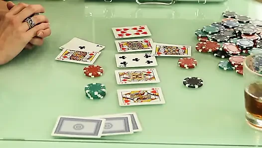 Klas kızıl saçlı lezbiyen amcık yalıyor ve parmaklıyor