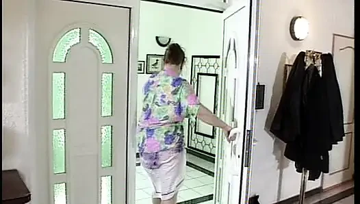 Крошку из Германии раздали после давки членом в любительском видео