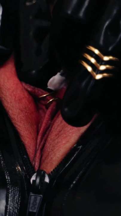 Snažan trenutak iz "Femdom POV Giantess Video, Latex PVC Lezbijke, Arya Grander"