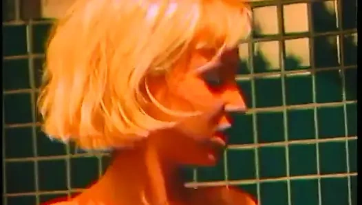 Geiles schätzchen mag es, wenn ihre engen löcher von zwei riesigen schwanz doppelt penetriert werden