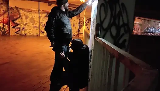 Fahişe otoparkta aşağılanmış