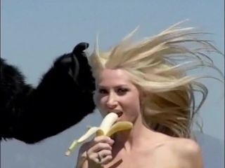 Hüpfende Blondine mit Banane
