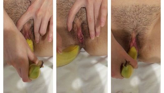 Plátano en el coño. Chica se masturba el coño peludo con un primer plano de banana