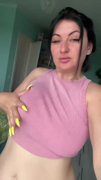 She took off her clothes to jerk off her nipples! 🔥