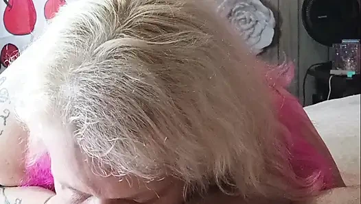 Показывает свои сосающие навыки, часть 1