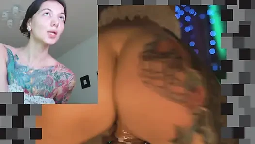 eine schoo lgirl, die mit schweiß bedeckt ist, springt mit tödlicher geschwindigkeit auf einen dildo und kommt oft! fickmaschine