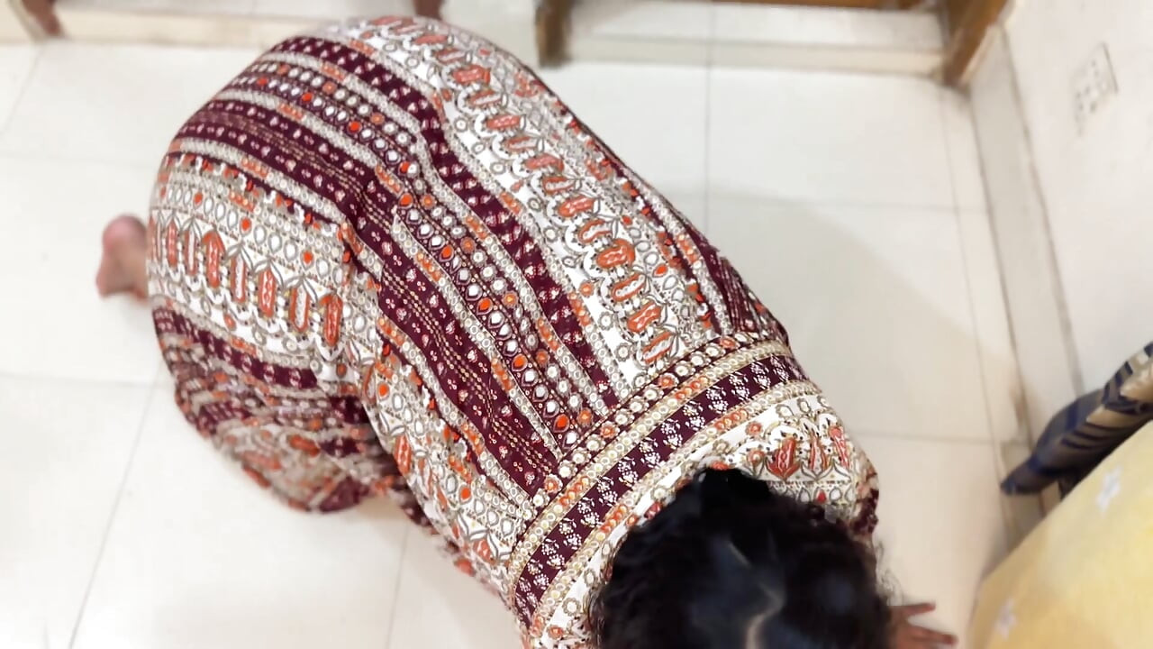 Stor röv Egyptisk hot maid fast under sängen &naken hennes röv