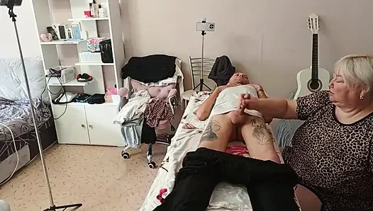 Üvey annem masaj masasında sikimi emiyor ve sıvazlıyor ve döl yutuyor