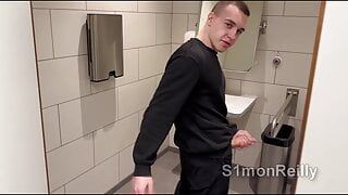 Громадський круїз - запрошую прямого хлопця в туалет громадського торгового центру