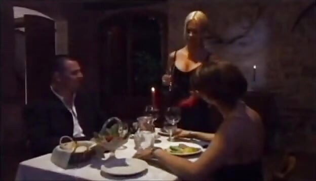 Σέξι πουτάνα με μεγάλο στήθος στο κρεβάτι γαμιέται με σκληρό πούτσο