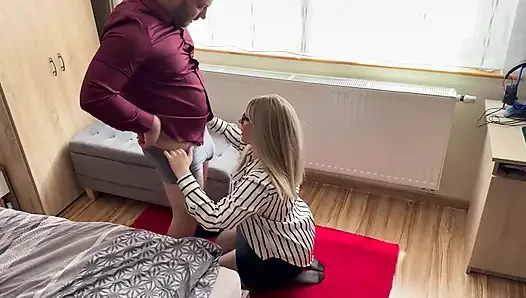 Sekreter patronundan zam istiyor ve karşılığında arzularını tatmin ediyor