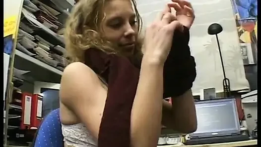 Die lockige blondine bekommt ihre haarige muschi gefingert