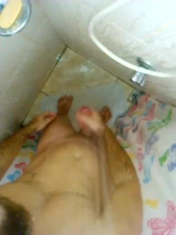 Punheta no banho!