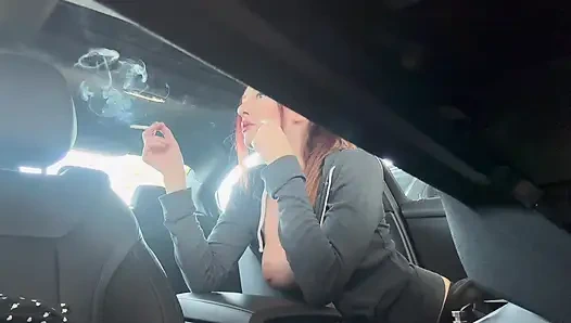 Artemisia Love, eine zigarette im auto rauchen