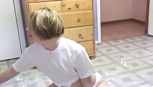 Olgun sarışın hatun sert oyuncak oyun seansında çılgınca fışkırtıyor