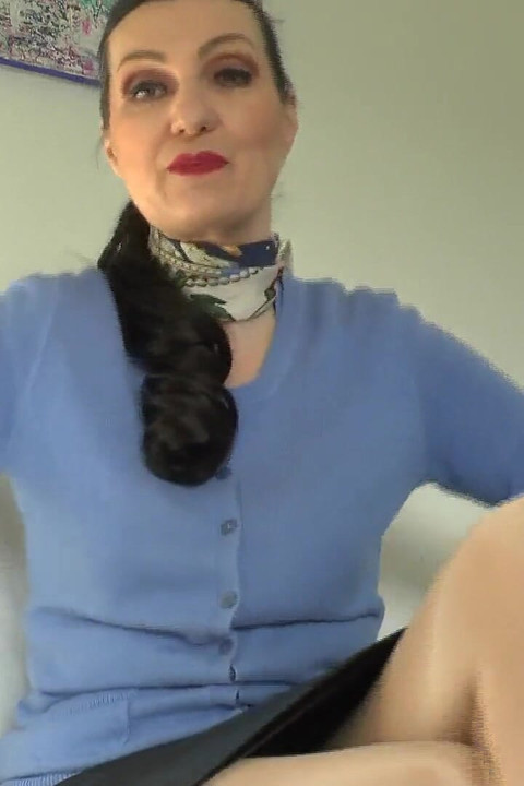 Astăzi este ziua cu ejaculația! Mănuși roșii de piele mirositoare, Lady Victoria Valente