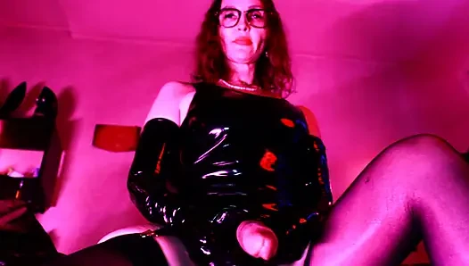 Eva si wanita domian lagi asik muasin memeknya sendirian sambil pakai vinyl heels