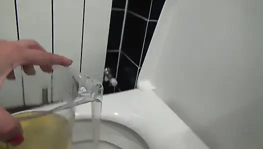 Сексуальная Kate писает для тебя