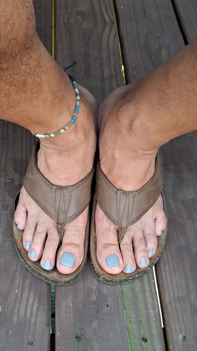 Lick and kiss my femboy feet and toes until you're ready to give me your hot thick lotion