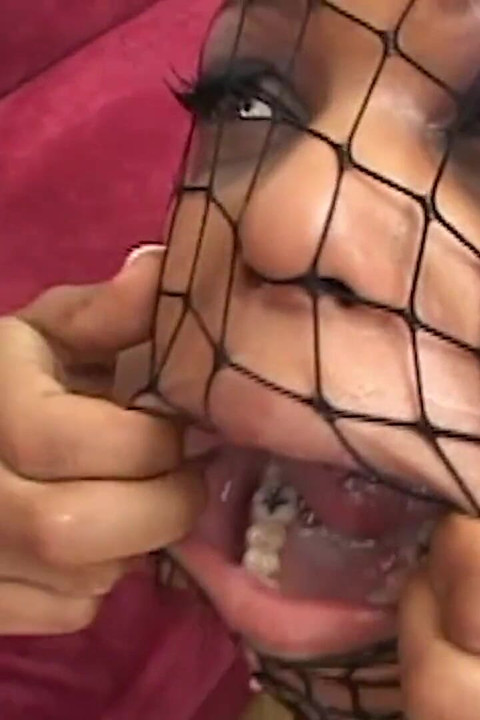 Sie wirft es zurück, als habe sie jeden Moment etwas zu beweisen und zu besitzen.