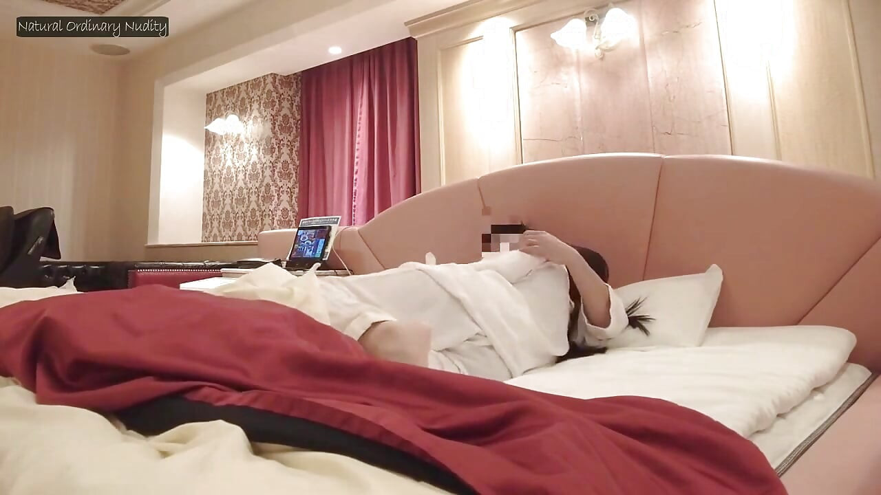 Reunión primordial más allá del tiempo, ex compañeros universitarios se vuelven a conectar en un abrazo profundamente crudo