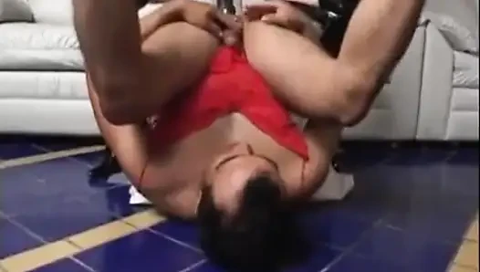 Travesti adam iki ateşli kız tarafından cezalandırılıyor