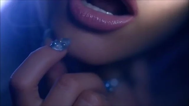 Ariana Grande热辣的嘴唇