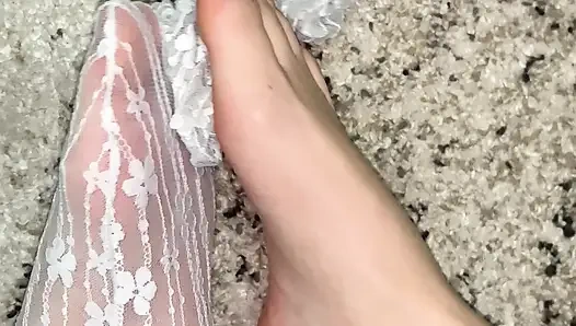 Seksi beyaz çoraplı ayaklarımla oynuyorum