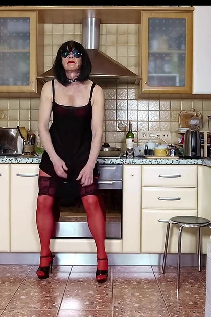 Najlonska sissy kurva Michelle kuha kasnu večeru i nastupa za pretplatnike web kanala