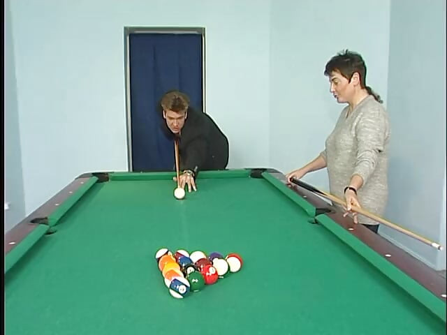 Мілфа смокче величезний член, жорстко трахається на більярдному столі