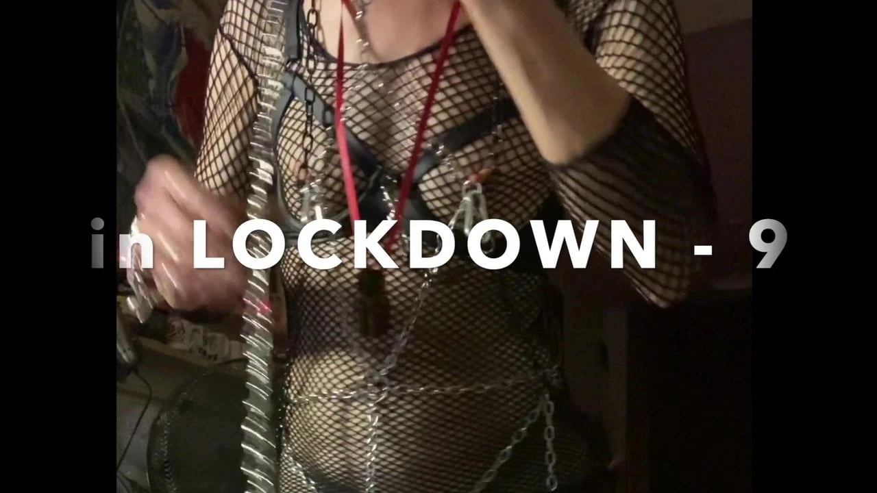 In lockdown - 9 - gatinha se masturba