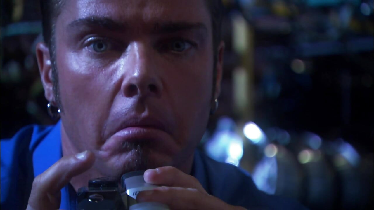 Fată sexy este futută în garaj după ce a supt o pulă uriașă a unui mecanic