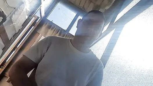 Bahçede tamamen çıplak