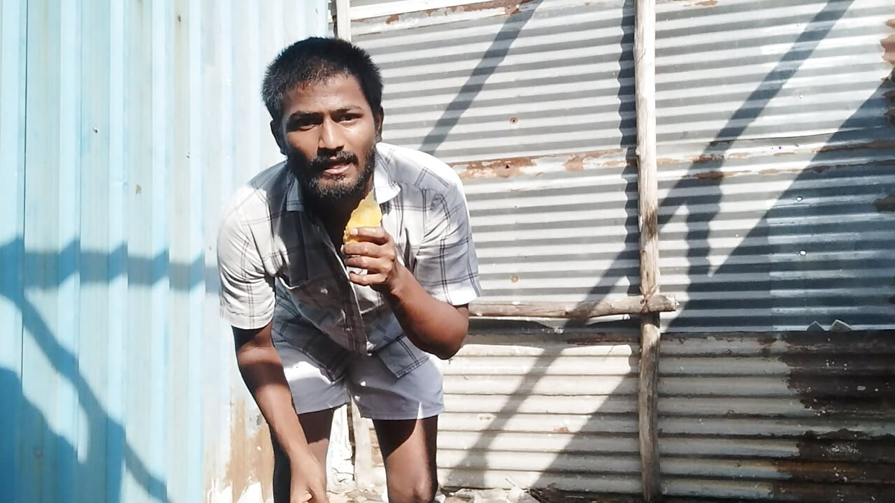 J’entre en Indien xHard Itinérant commencer en dehors du bureau de forêt