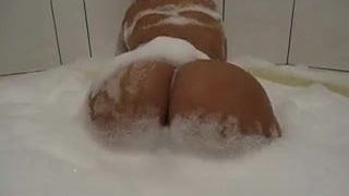 rebolation na banheira - huge amateur ass on shower