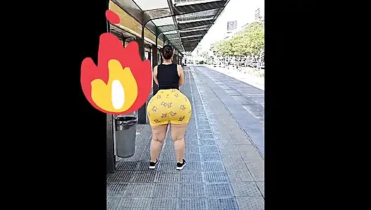 Большая задница ждет автобус в Аргентине