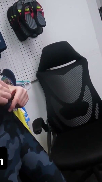 Shoplyfter - çalarken yakalanan sevimli bebek beladan kurtulmak için kıçını memura gönderir | Klip 1
