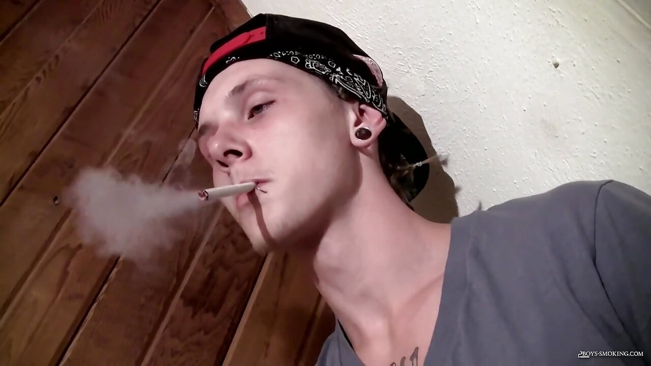 Kyd Cash สูบบุหรี่และชักว่าว