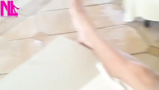 Cewek ini lagi asik goyang-goyang pakai sandal jepit oranye di kolam renang