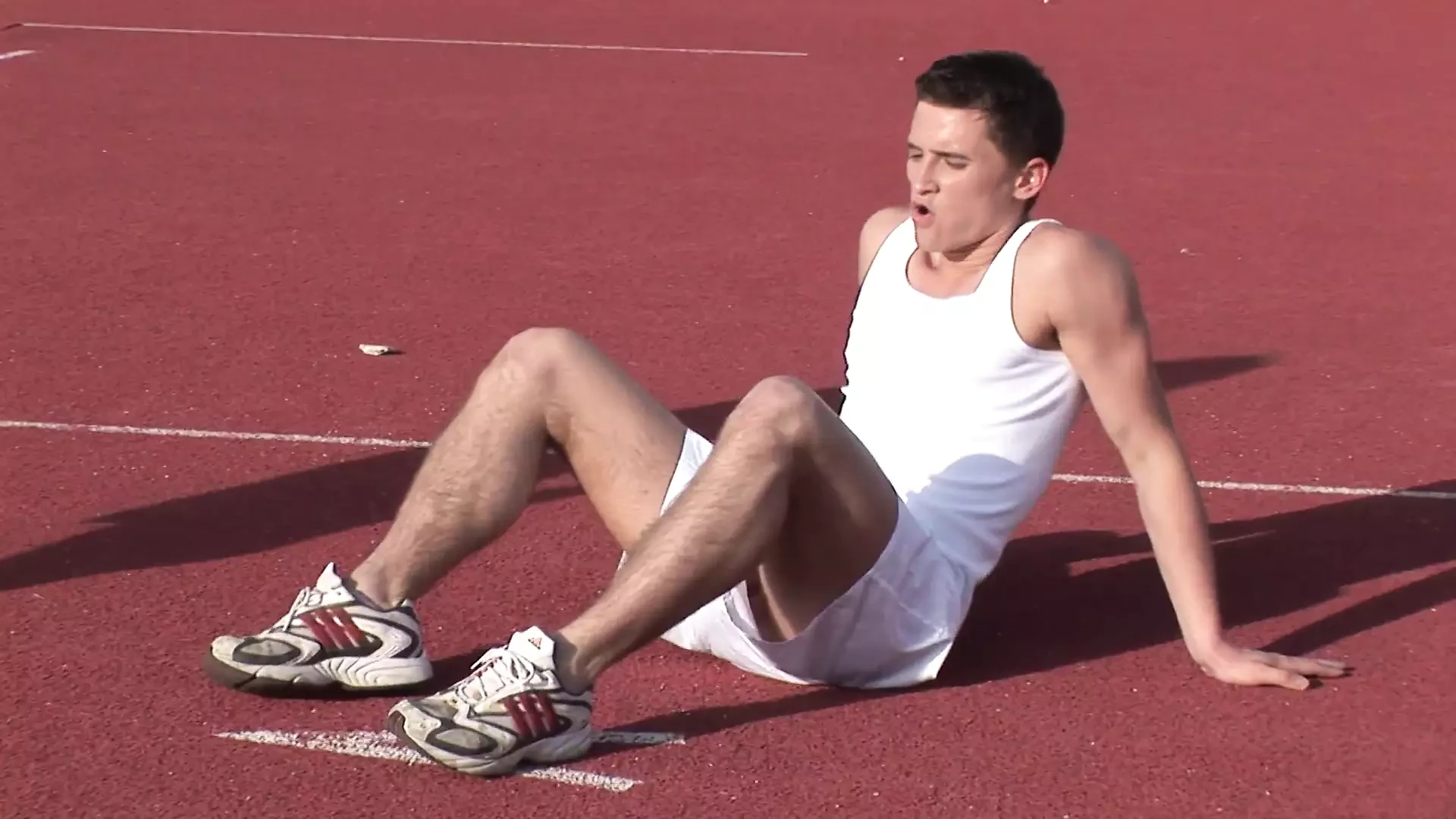 Çok azgın kaslı sporcular merdivenlerde götten sikişiyor