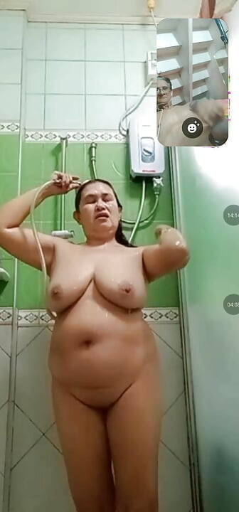 केवल उसे स्नान करने के लिए देख रहा है