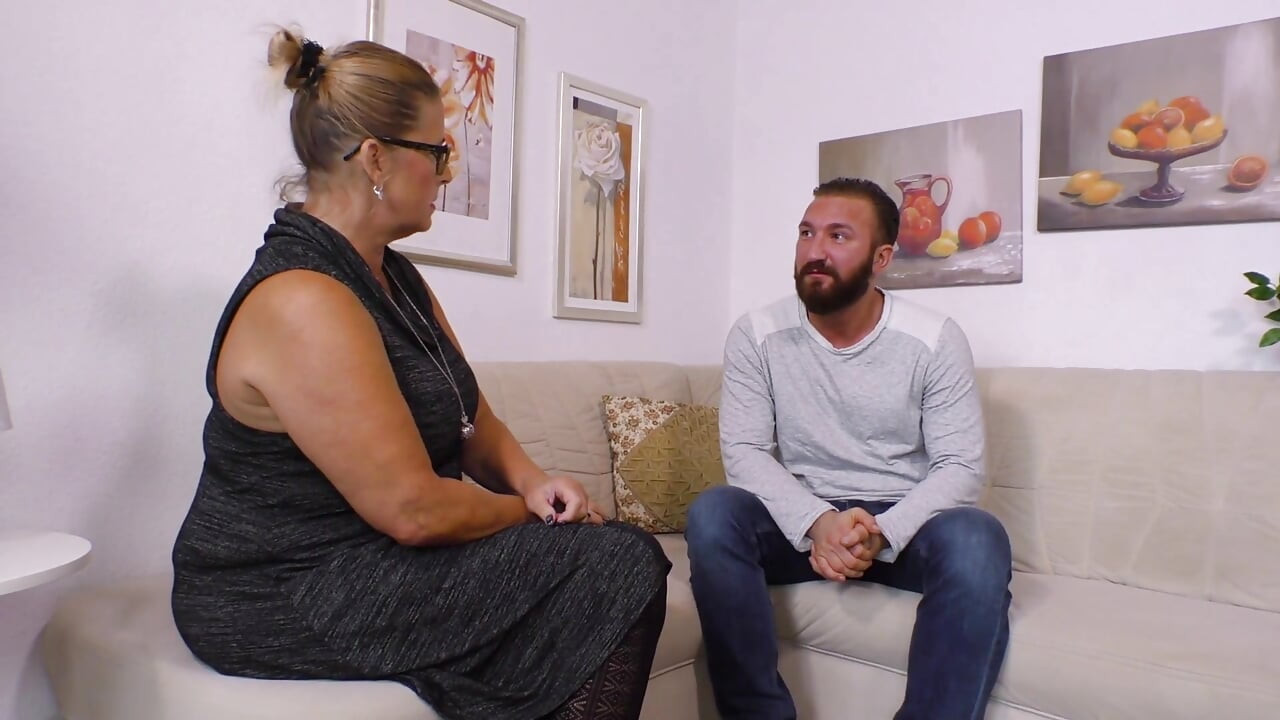 Frumusețea mare și frumoasă în ciorapi și tocuri este futută și unsă peste pepenii ei