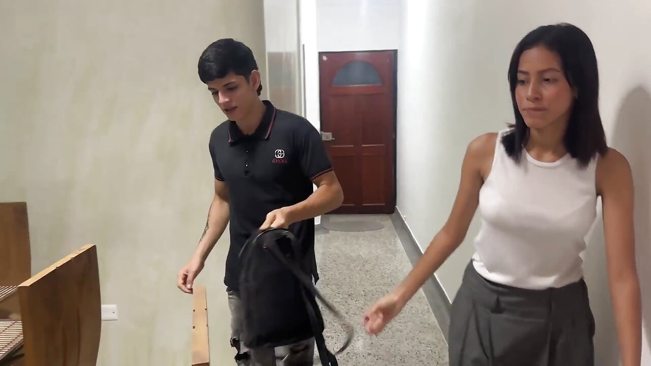 Me Escapo De Clases Sin Que Mis Padrastros Se Enteren Para Ir a Follar Duro En Casa De Mi Joven Musculoso Novio.
