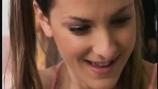 Azgın orta yaşlı seksi kadın parmaklıyor amını damlatıyor ve banyoda işiyor çılgınlığı